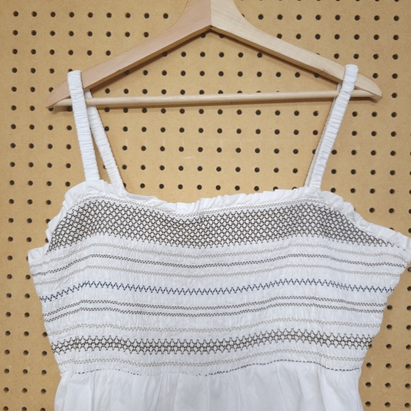 Old Navy Sleeveless SmockedBabydoll  embroidery Top, size XXL - Picture 7 of 11